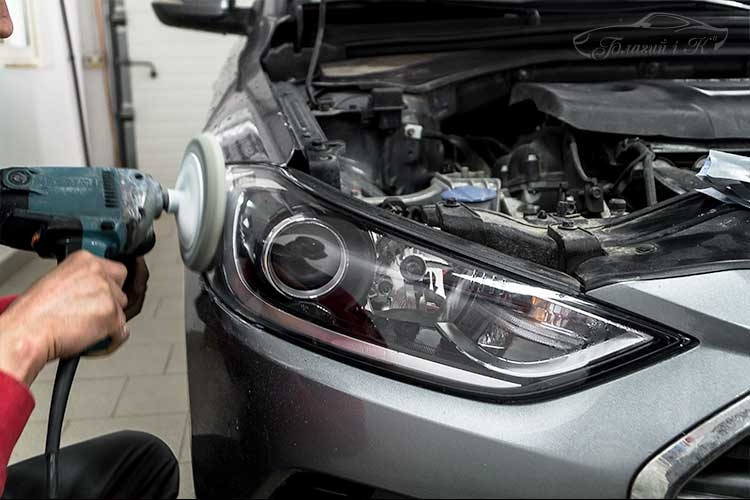 Процес полірування фар Hyundai Elantra